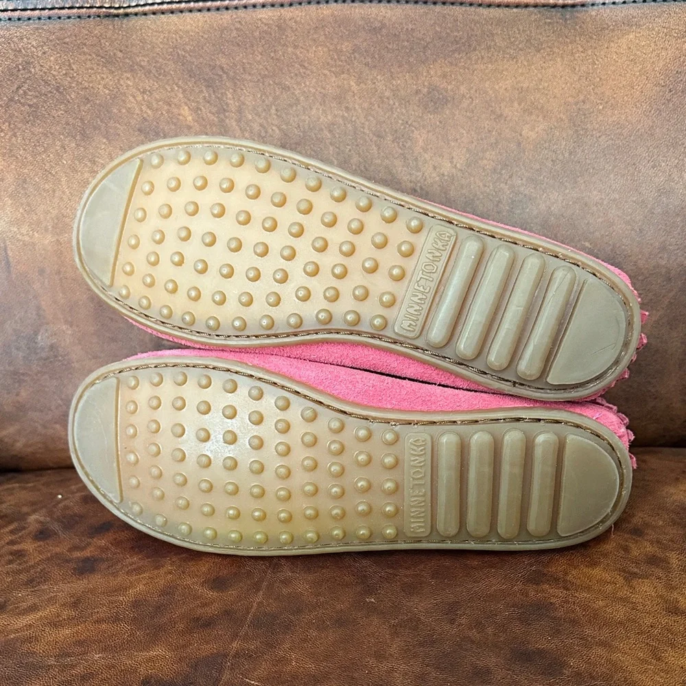 Minnetonka Pink Fringe Moccasins Girls 4